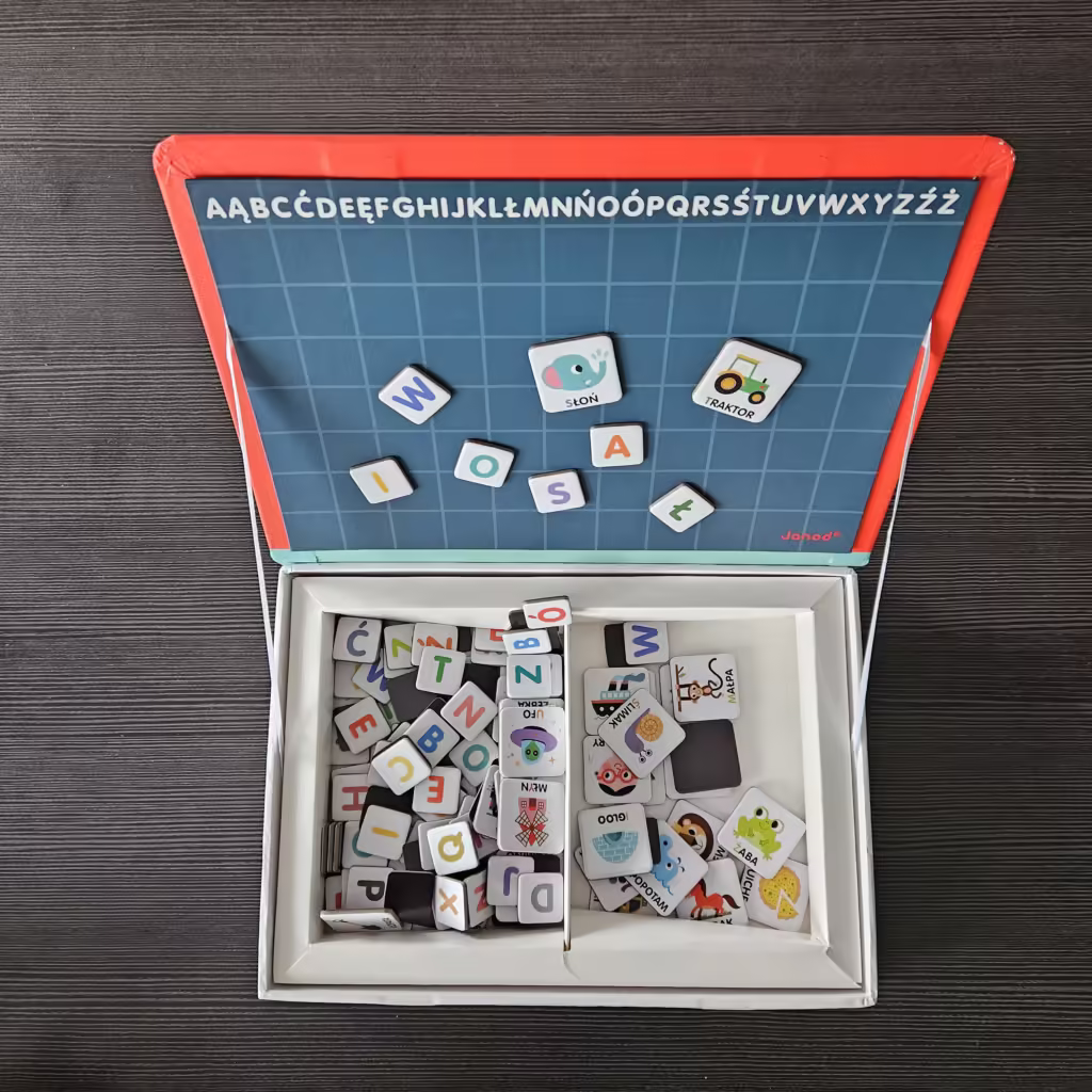 Jak zająć dziecko w podróży? Janod, Magnetibook