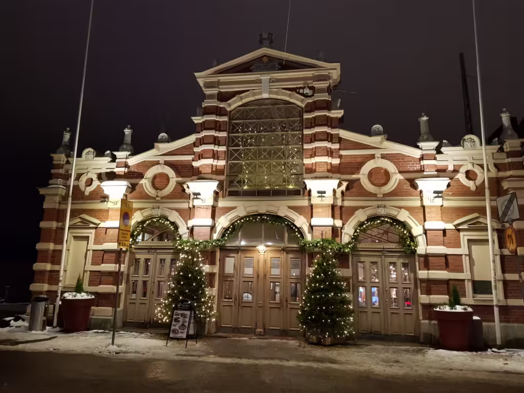 Weekend w Rovaniemi - z wizytą u Świętego Mikołaja Hala Targowa