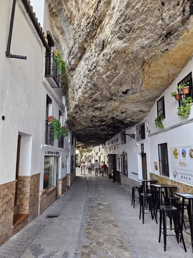 Gotowy plan podróży po Andaluzji. Podsumowanie kosztów wycieczki. Widok Setenil de las Bodegas