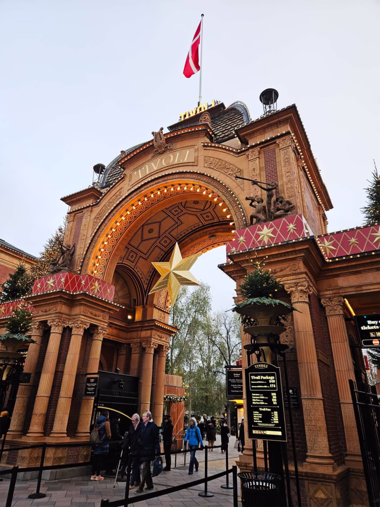 Wejście do Ogrodów Tivoli