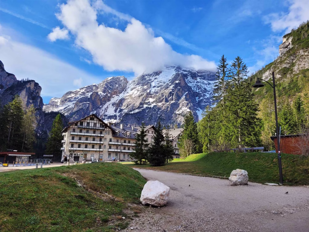 Lago di Braies - hotel przy jeziorze.